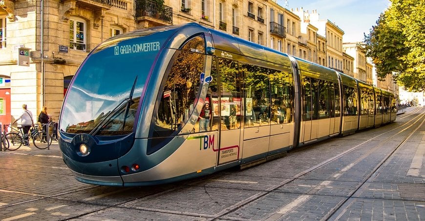 Relever les défis de l'alimentation des équipements ferroviaires avec des convertisseurs DC-DC modulaires à large plage de tension d’entrée